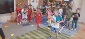MALI ODKRYWCY - dzieci poruszają się na dywanie w rytm muzyki