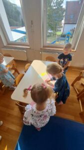 TUPTUSIE - Dzieci wykonują zadanie przy stoliku