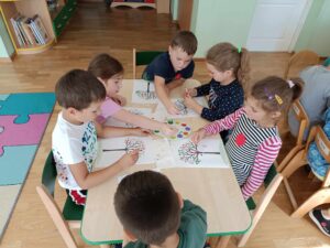 TROPICIELE - Dzieci stawiają na kartce kropki patyczkiem zamoczonym w farbie