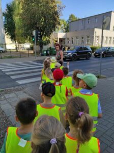 BYSTRZAKI - Pani tłumaczy dzieciom zasady przechodzenia przez przejście z sygnalizacją