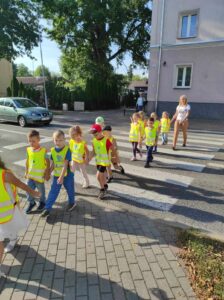 BYSTRZAKI - Dzieci wraz z Panią przechodzą przez skrzyżowanie.