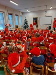 Dzieci odpowiadały na pytania dotyczące wiedzy na temat Św. Mikołaja.