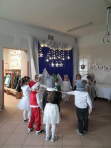 Przedszkolaki śpiewają i tańczą do piosenki ,, Stoi choineczka "