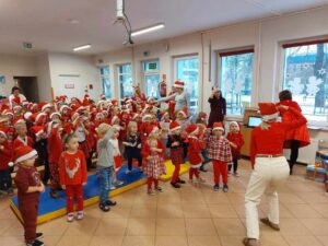 Przedszkolaki brały udział w zabawie muzyczno - ruchowej ,, Szukamy Mikołaja".