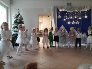 Dzieci śpiewają świąteczną piosenkę