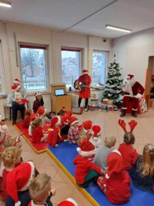 Dzieci zaśpiewały ,, Sto lat " dla Św. Mikołaja.